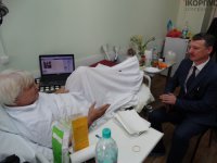 Стрелков посетил в госпитале военного корреспондента Новороссии
