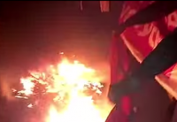 Нацисты в центре Харькова под охраной милиции спели «москалей на ножи» и сожгли флаг России