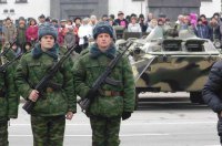 В Луганске торжественно вручили боевое знамя новому подразделению