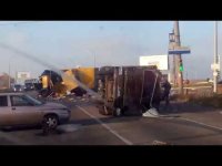 В Харькове укровояки на "хунтовозе" врезались в фуру с мясом