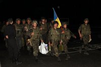 Украинским военным выдали картонную обувь