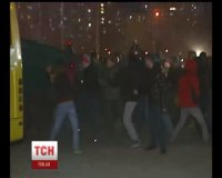 В Киеве, на Осокорках молодежь с камнями и газовыми баллончиками устроила побоище с милицией (Видео)