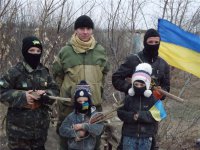 Добрые дядечки детишек учат...