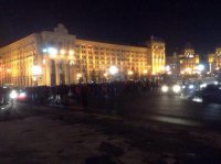 В Киеве сотня неизвестных с битами перекрыла Крещатик