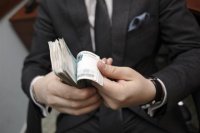 Путин остановил рост зарплат чиновников