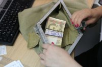 На окраине Донецка нашли мешки с резаными деньгами