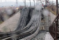 Взрыв моста под Мариуполем: меткомбинаты на грани остановки, а работа морского порта парализована