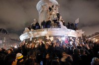 Тысячи французов вышли ночью на улицы. Чем закончится эта ночь?