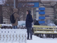 В Черновцах провели социальный эксперимент и увидели реакцию людей на голодного беженца из Донбасса