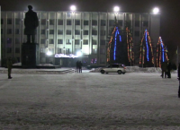 В Славянске жители встали живым щитом перед памятником Ленину