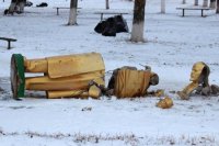 Культура так и прет: сотрудники Минкульта забросали митинг яйцами и окурками