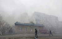 Патриотов с украинскими флагами на панихиде по погибшим в Мариуполе встретили криками «Позор!»