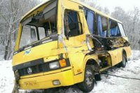 Военный «УРАЛ» в Сумах смел с дороги школьный автобус