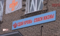 Ополченцы сдают кровь для жителей Донецка