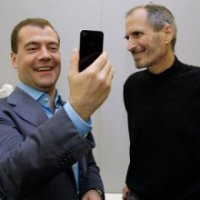Содержимое трех айфонов Медведева продают в Интернете за $114 тысяч