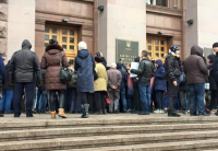 Под зданием КГГА молодежь протестует против высоких цен на проезд