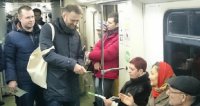 Навальному, который агитировал в метро, швырнули в лицо его же листовку (видео)