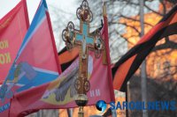 В Саратове прошел митинг "ватников" и "колорадов"