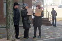 В Одессе устроили мусорную люстрацию посольству РФ