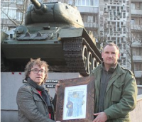 Польские антифашисты дарят Путину картину про Освенцим