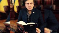 «Миша взялся за книгу»: Саакашвили читает вверх ногами