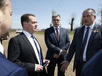 И снова параллельная реальность: в Киеве считают, что Д.Медведев пересёк границу Украины, приехав в Крым