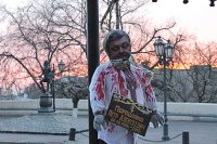 Активисты Антимайдана повесили в центре Одессы окровавленное чучело Порошенко