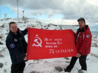 Над Антарктидой подняли флаги Донецкой и Луганской народных республик, Новороссии и Знамя Победы.