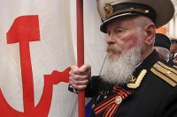 «Они обвяжут мне знамя Победы вокруг шеи и бросят в мусорник». Киевским ветеранам угрожают правосеки