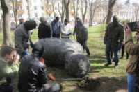 Нацистский реванш. В Чернигове националисты разрушили памятник Щорсу