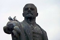 В Селидово местные жители спасли памятник Ленину от правосеков