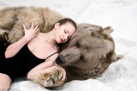 Фотосессия русских девушек с медведями возмутила Британию
