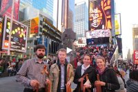 Тысячи георгиевских ленточек раздали в Нью-Йорке