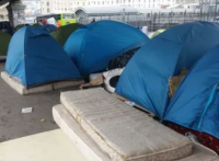 Париж наводнили толпы мигрантов из Африки