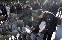 Митингующие в Киеве перекрыли улицу у Дома правительства, остановив движение транспорта