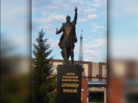 Укроподонки памятнику Александру Невскому в Харькове отломали меч