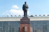 Галичанские гастарбайтеры подрядились валить советские памятники в Донбассе