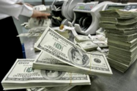 Две новости на одну тему - долЯры. Без комментариев.