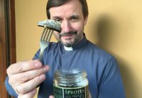 Глава лютеран Латвии призвал их самим съесть все шпроты