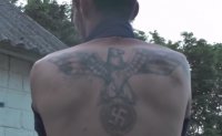 Ополченцы оддубасили своего сослуживца за тату с фашистской свастикой на спине
