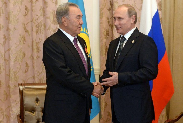 Путин наградил Назарбаева орденом Александра Невского