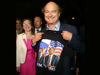 Французский сенатор купил в Крыму футболку с оскорблением Обамы