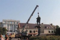 В Артемовске снесли памятник Артему
