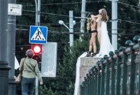 Места советских скульптур на Зелёном мосту Вильнюса заняли фрики и голые местные жительницы