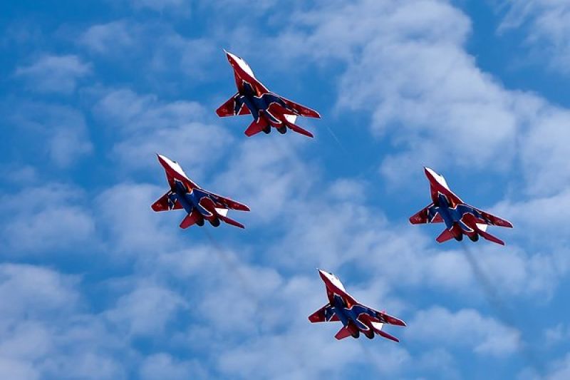 «Русские Витязи» в Малайзии показали возможности сверхманёвренных истребителей Су-35С