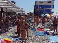 Отдыхающие в Сочи встают под гимн России (Видео)