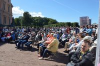 Выступая у стен, где творилась история