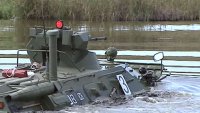 На полигоне под Самарой новые бронетранспортеры учат плавать