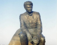 «Все нормально, падаю!» — памятник актеру Леониду Быкову хотят снести в Киеве.