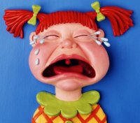 Плачет девушка в банкомате